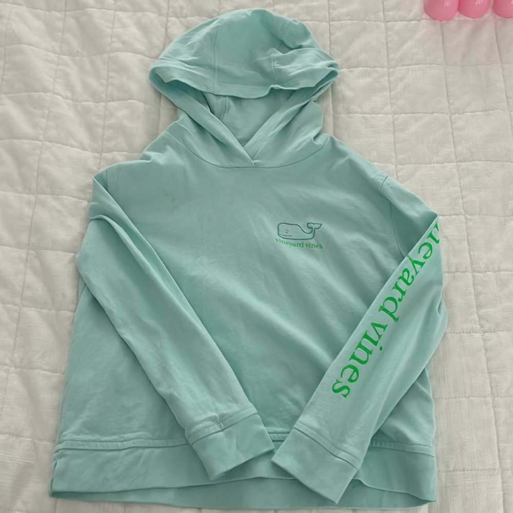 Unisex Vineyard Vines hoodie shirt.